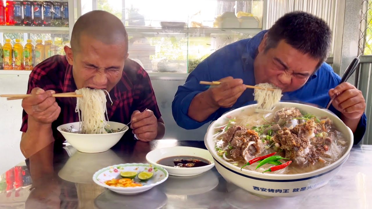 Cả Quán Kêu Trời Khi Tận Mắt Nhìn Thấy Anh Tuấn Sumo Dứt 4 Ký Hủ Tiếu Xương Bằng Tô KHỔNG LỒ