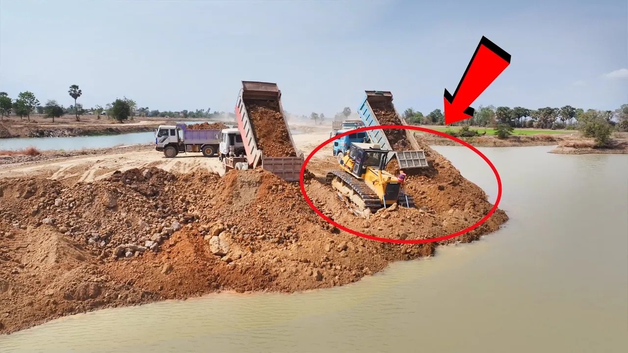 Legends only: Operating Komatsu D60P on Resize Road In Canal!