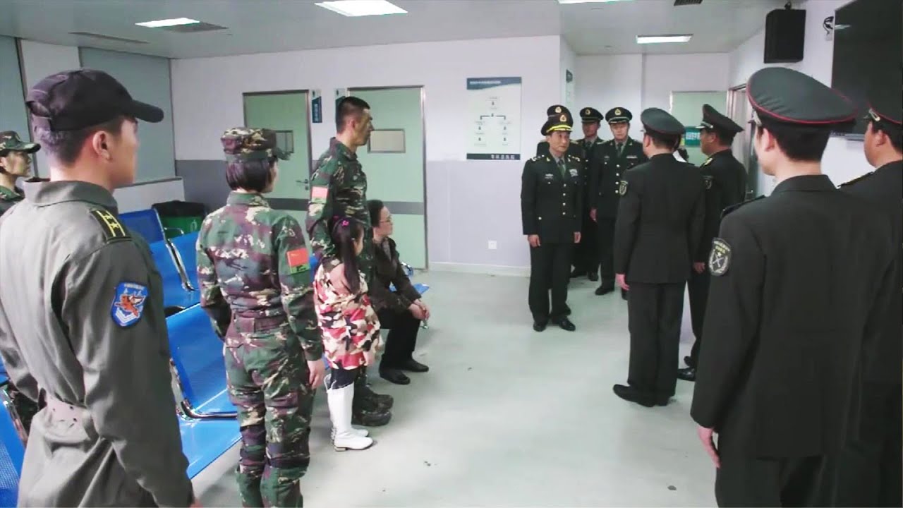老頭送醫院搶救，軍區首長全守在門外，院長都嚇懵