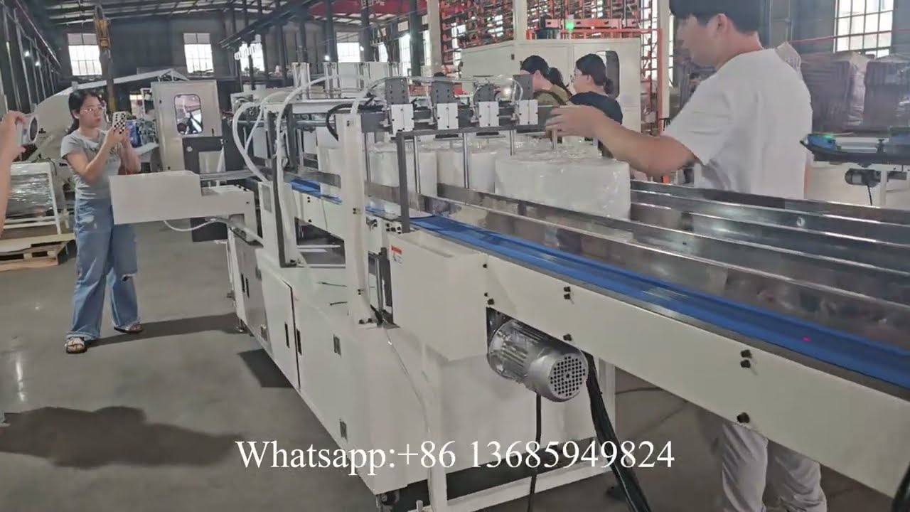 Máquina automática para la fabricación de papel de cocina con laminación punto a punto con cola.