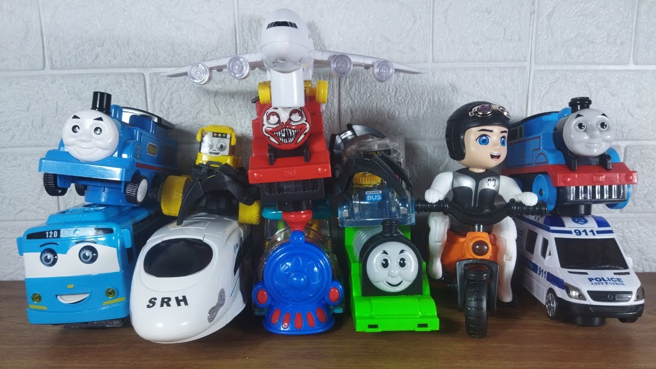 Colección de juguetes coloridos: trenes, autos y lindas amigas.