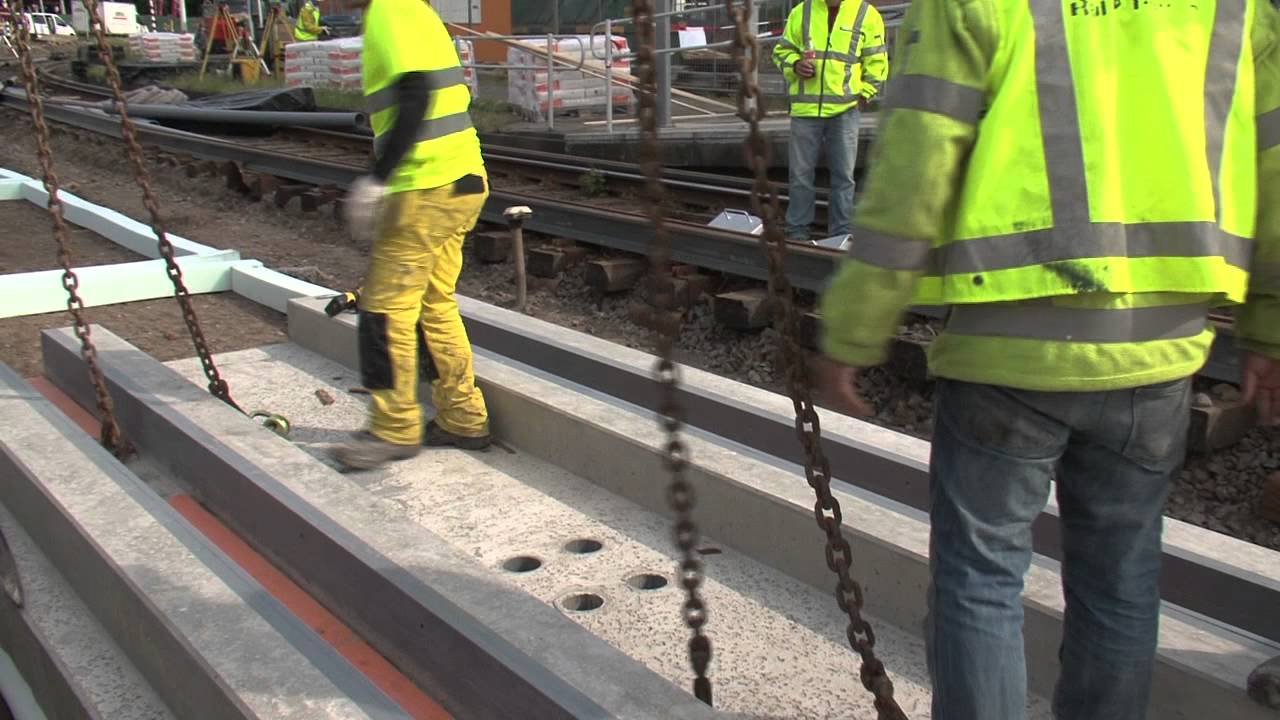 Rups-telescoopkraan aan het werk op 24 Oktoberplein - v.d. Tol kraanverhuur