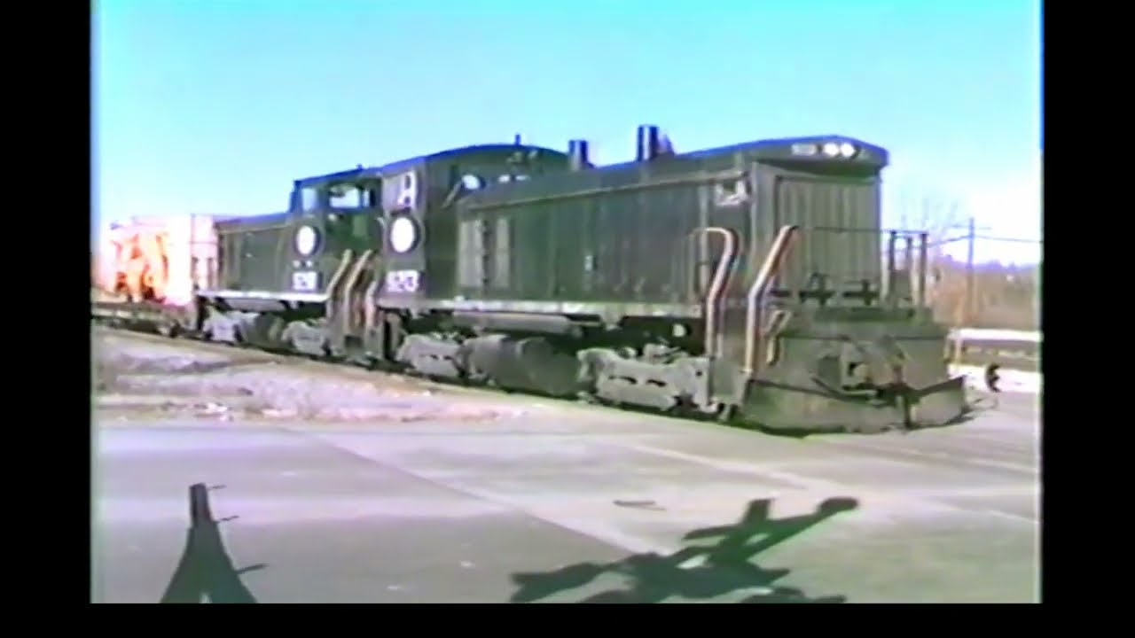 A DOG WATCHING TRAINS AT BLUE ISLAND, IL NOV 1980! MARATHON CONTINUES! SANTA FE, SOO LINE, CR, IHB!
