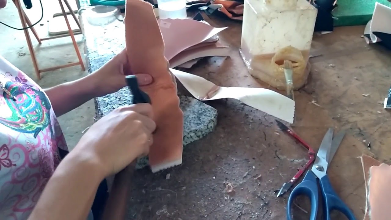 PRODUÇÃO EM LINHA   FÁBRICA MAIOR, PRODUZINDO SAPATILHAS, RASTEIRINHAS E SANDÁLIAS.