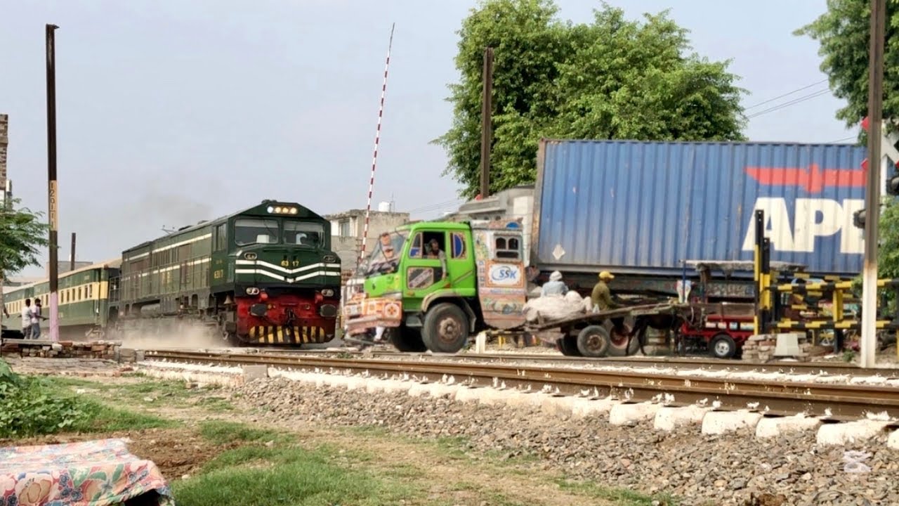 Pakistan Railway Up & Down High Speed Trains Passing Through The City