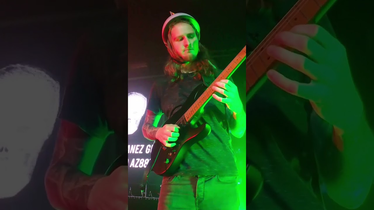 What guitarists REALLY think on stage...