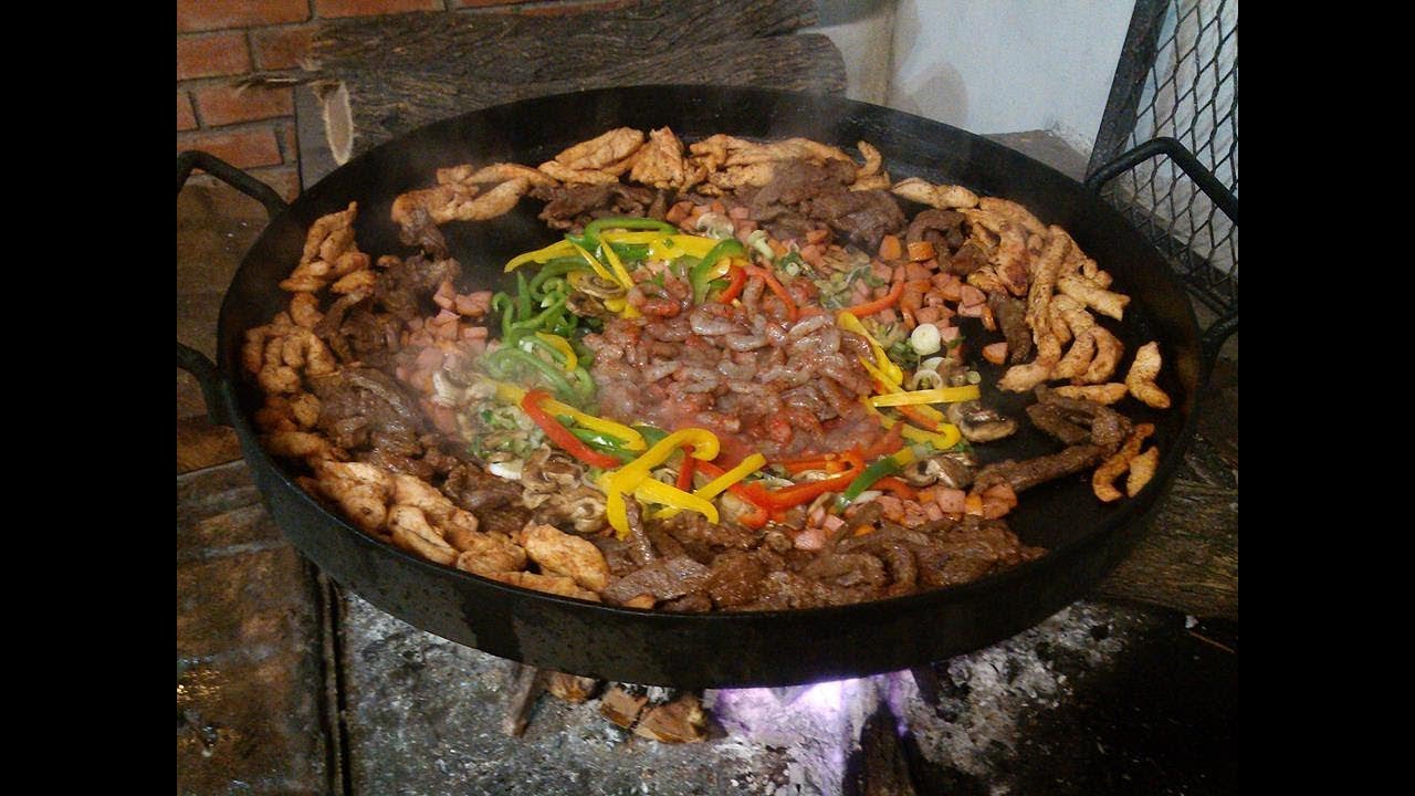 Fajitas de res y pollo con camarones en el disco