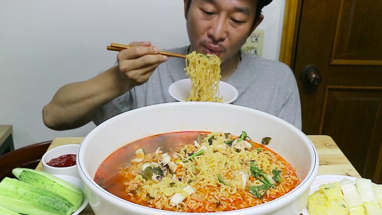 진짜 갑 오징어 넣은 오징어짬뽕 라면 먹방!!  spicy instant noodles with Squid Mukbang eating show