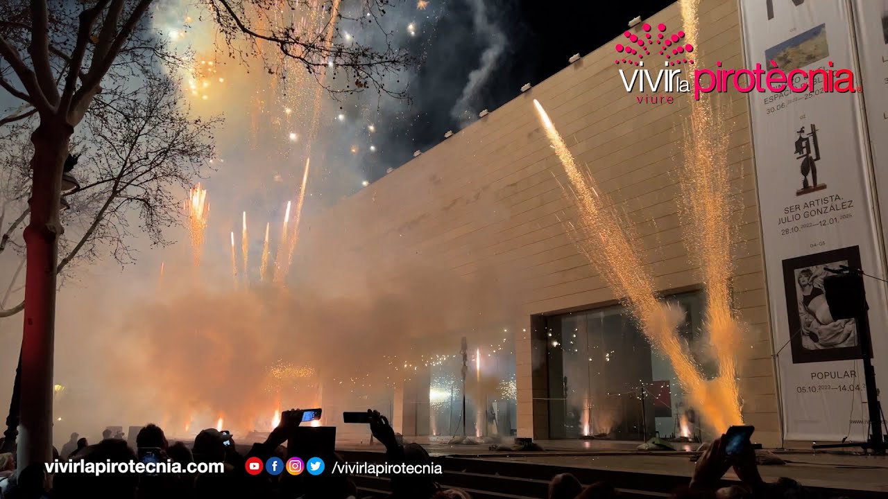 Fallas Valencia 2024. Pólvora Vespra, Castillo Fuegos Artificiales. IVAM, Mossén Sorell. Vulcano