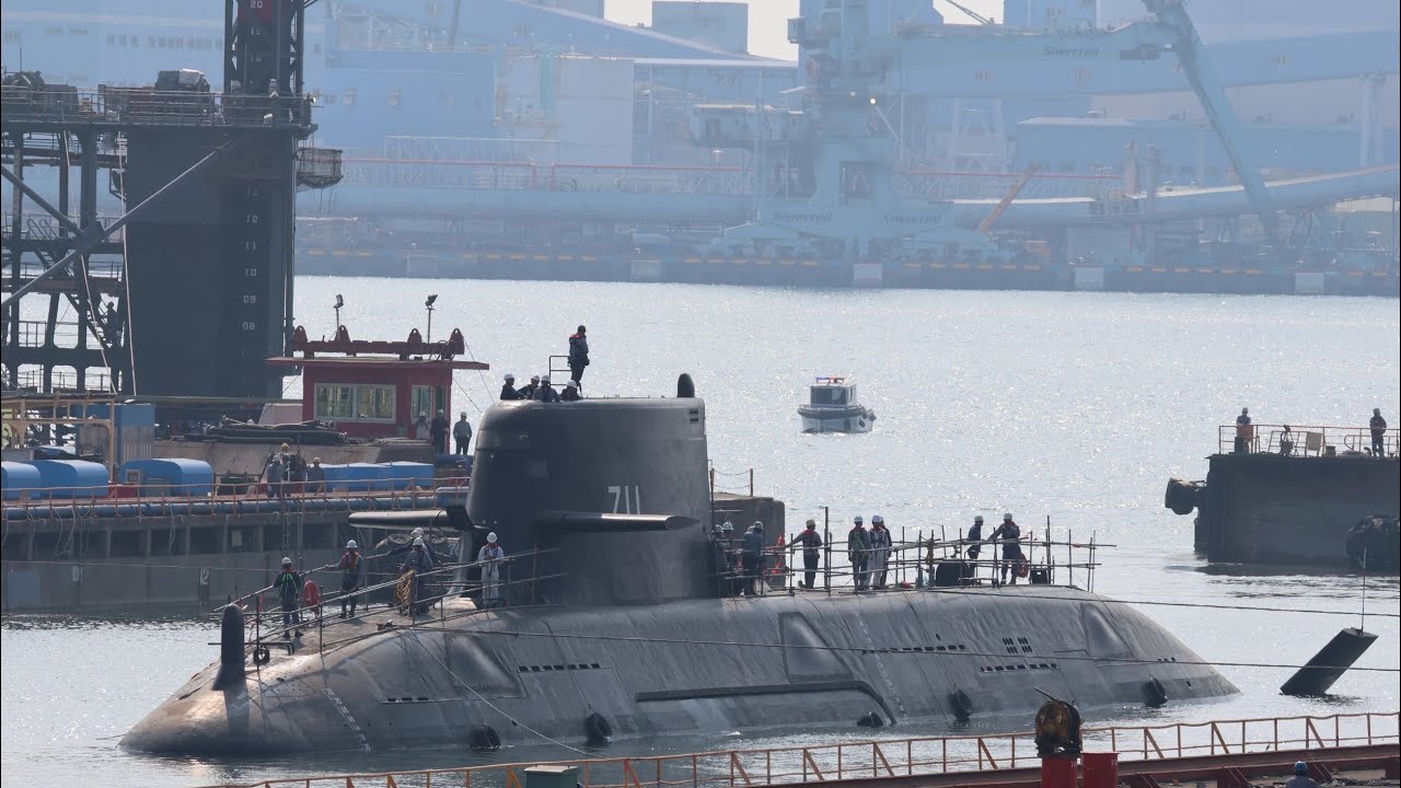 海鯤號完成浮航測試後調校作業，今天出塢為重要的潛航測試做準備（音樂：海軍起錨歌+中華民國海軍軍歌）