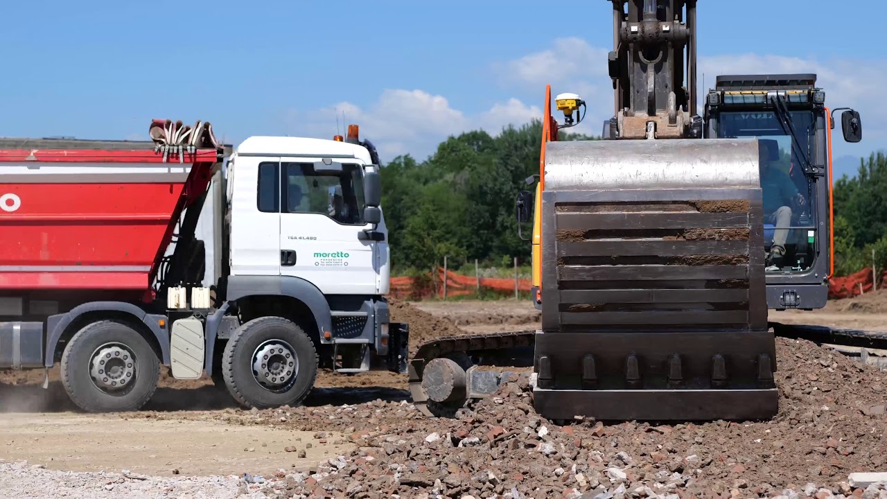 Il primo escavatore semiautomatico in Italia al lavoro in cantiere