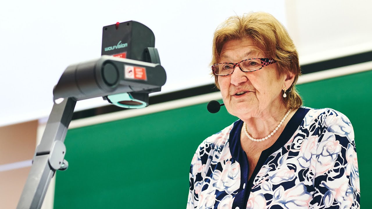 doc. Fialová: Makro a mikroekonomika [01, 25. 9. 2020, ZS 20/21] 🦠