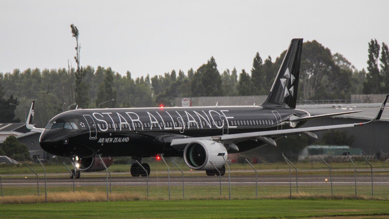 8 Minutes of Epic Overcast Plane Spotting at Christchurch Int'l Airport (CHC/NZCH)!