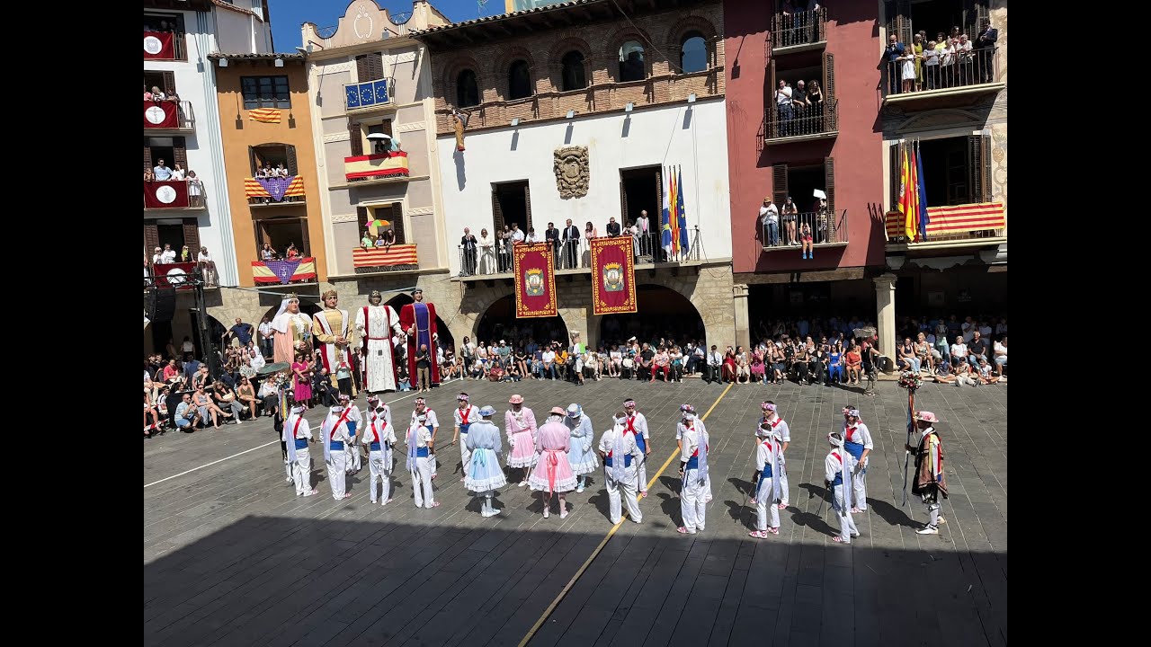 Los últimos dances de 2025 en una Plaza Mayor de Graus abarrotada