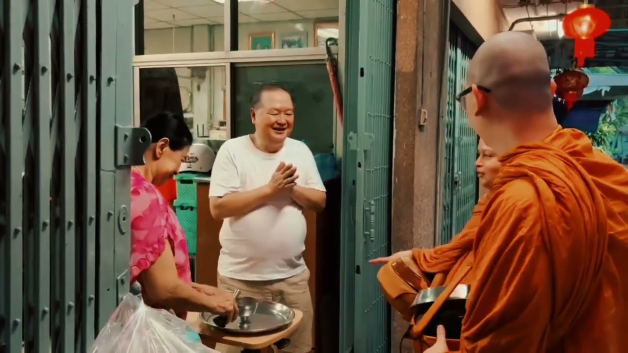 บิณฑบาตรยามเช้าตลาดน้อย กับ“ท่าน ฐิตธัมโม” #พระมหาไพรัชวัดสัมพันธวงศ์ #พระมหาไพรัชปัญญาวชิโร 