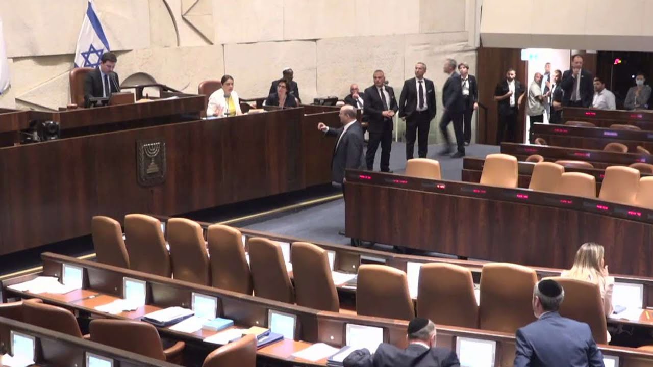 התפוררות הקואליציה נמשכת: חוק שכר המינימום עבר בניגוד לעמדת הממשלה