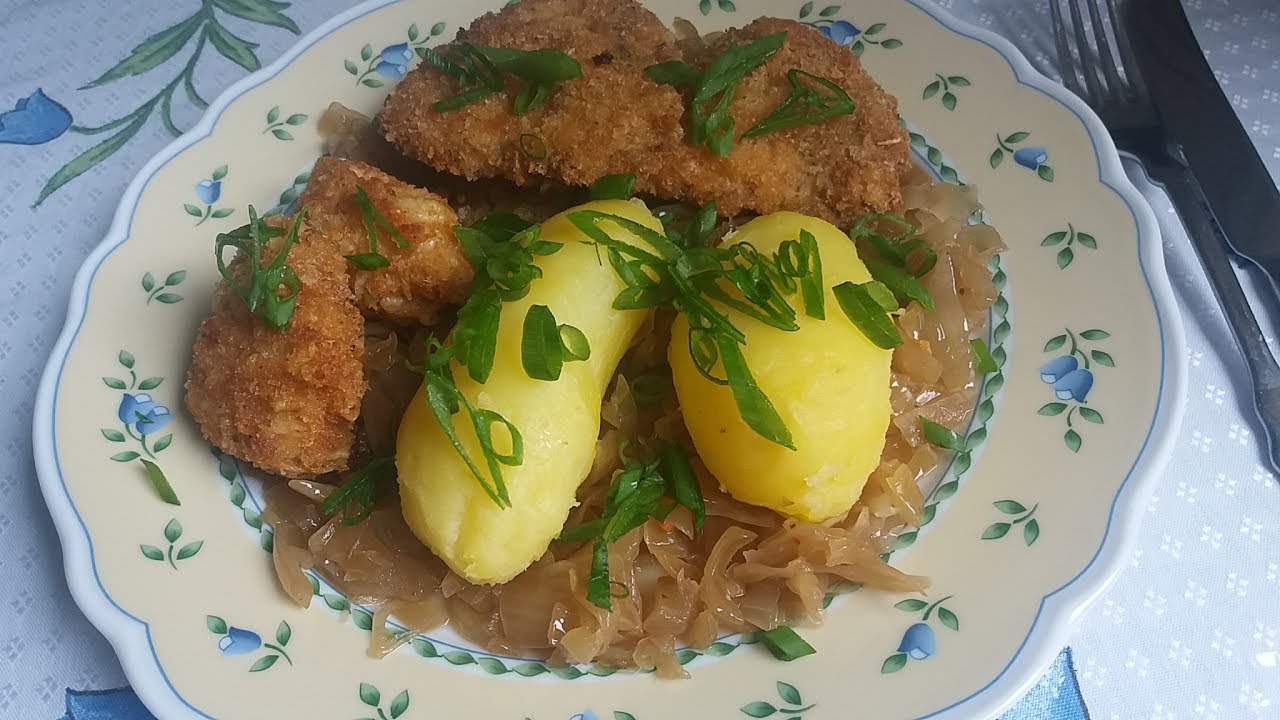 Шницель с молодой картошкой и  капустой.