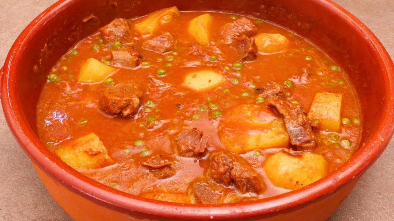 SPEZZATINO AL POMODORO CON PATATE E PISELLI