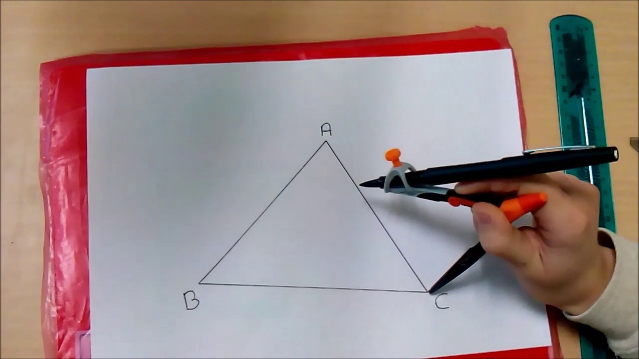 Construction de la médiatrice d'un côté de triangle à l'aide du compas.