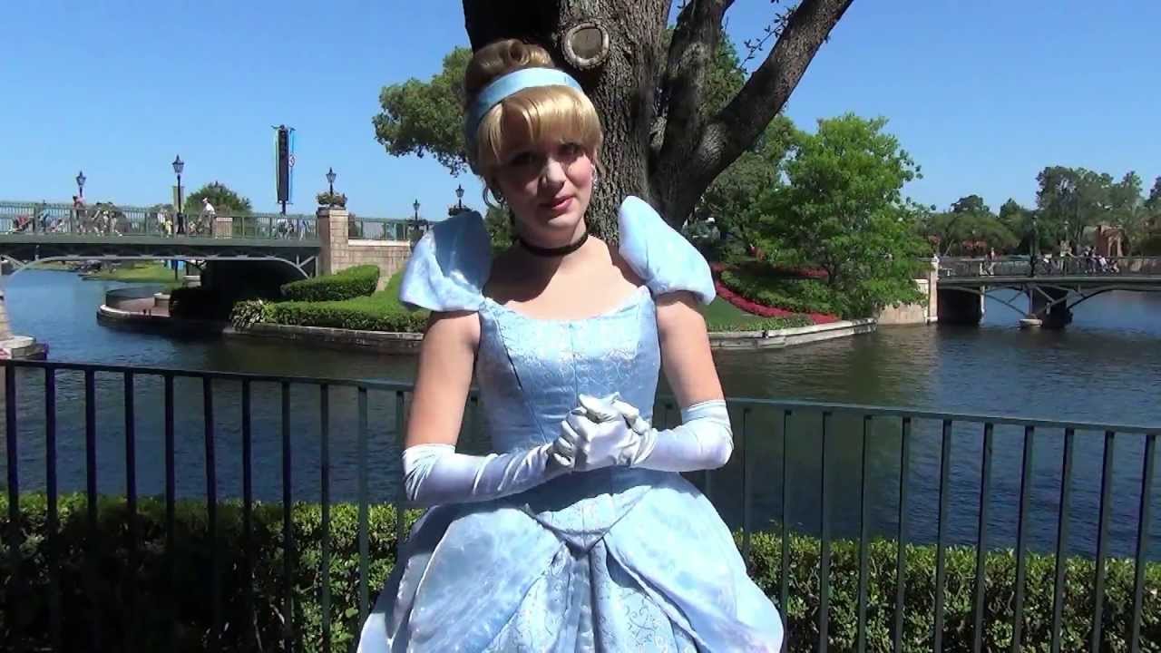 Золушка неожиданно встречается в Epcot, демонстрирует свои хрустальные туфельки и рассказывает о ...