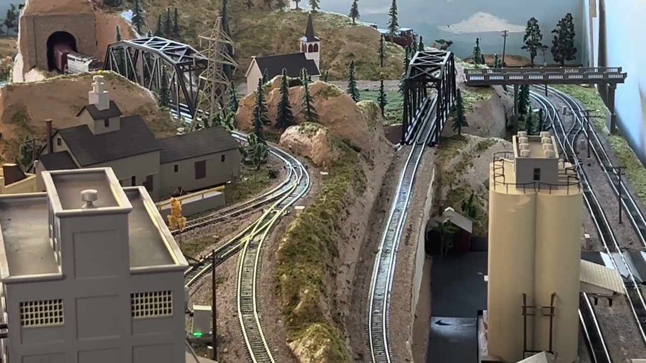 My 6x16 HO Garage Layout - SP #7609 Runs Full Figure 8 Reversing Loop