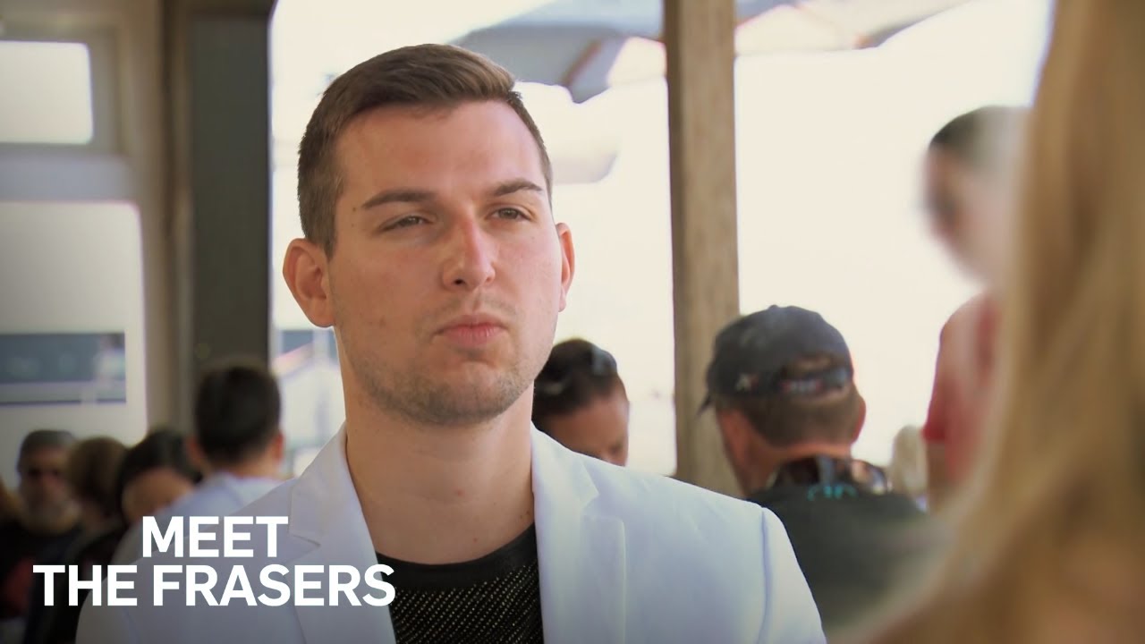 Psychic Didn't See This One Coming | Meet the Frasers | E!