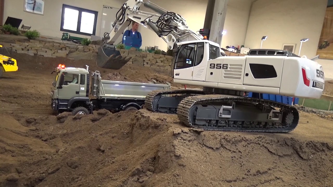 Liebherr 956 with adustable boom loading trucks