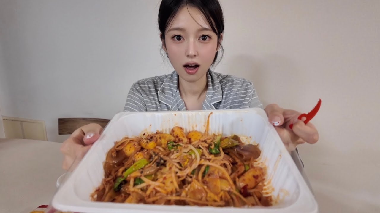 다시 돌아온 고속노화식단 먹방브이로그.. (마라샹궈, 고추바사삭, 보들보들치즈볶음면, 초코퐁당요거꿀떡, 구운고구마, 배홍동칼빔면에 육회연어)