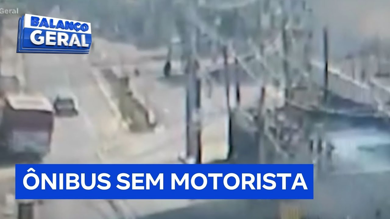 Ônibus desce rua desgovernado, bate em casa, lojas e destrói poste em SP