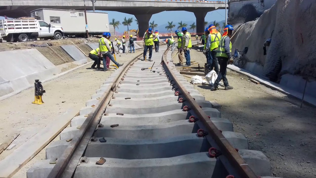 ASI SE COLOCAN LOS DURMIENTES DE CONCRETO, Y LAS VIAS