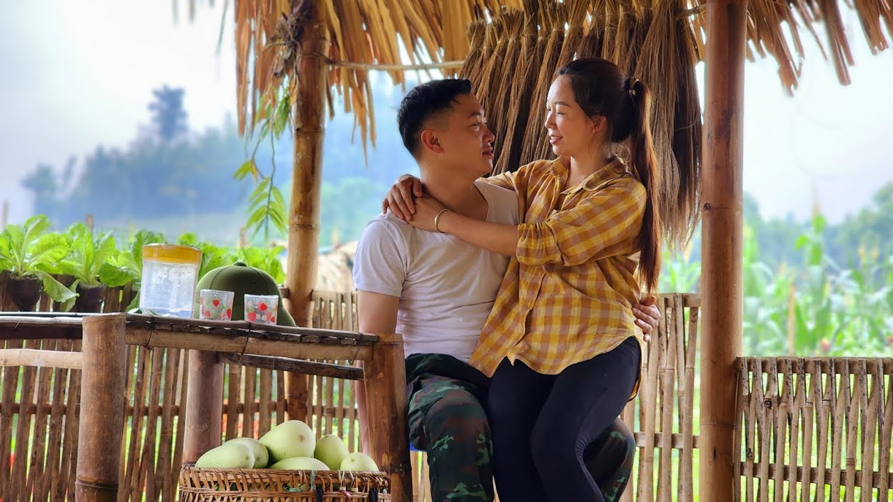 Police lover returns from duty to nurture feelings with single mother/@mm10090