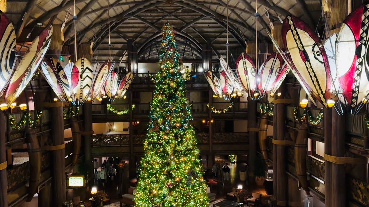 WalkW/Me Midnight Stroll Through Jambo House And Kidani Village: Animal Kingdom Lodge At Christmas!