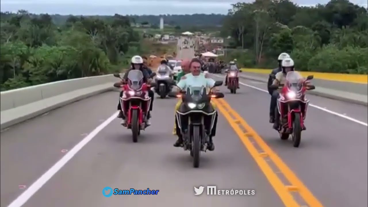 Bolsonaro acelera moto sem usar capacete ao inaugurar uma ponte sobre o Rio Madeira