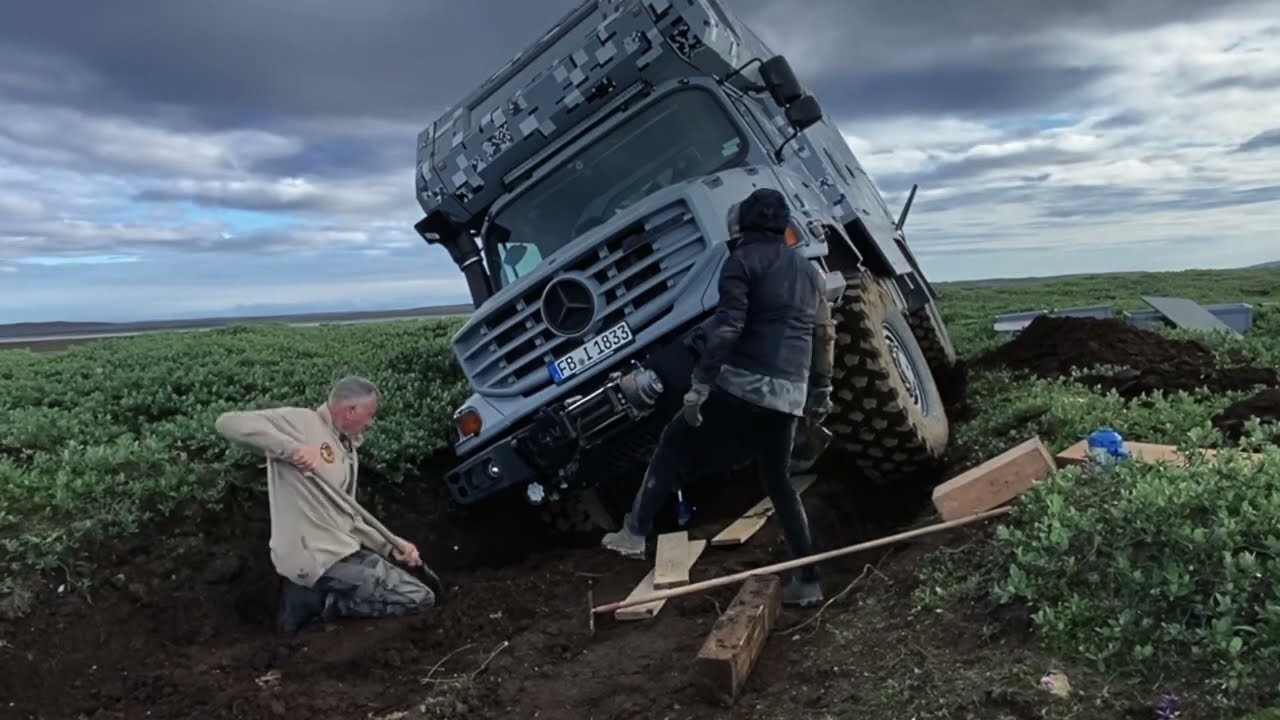 Stranded Mercedes ZETROS 4x4 in Major Trouble, TRENCH WARFARE - EXPEDITION ICELAND (37)  Grabenkrieg