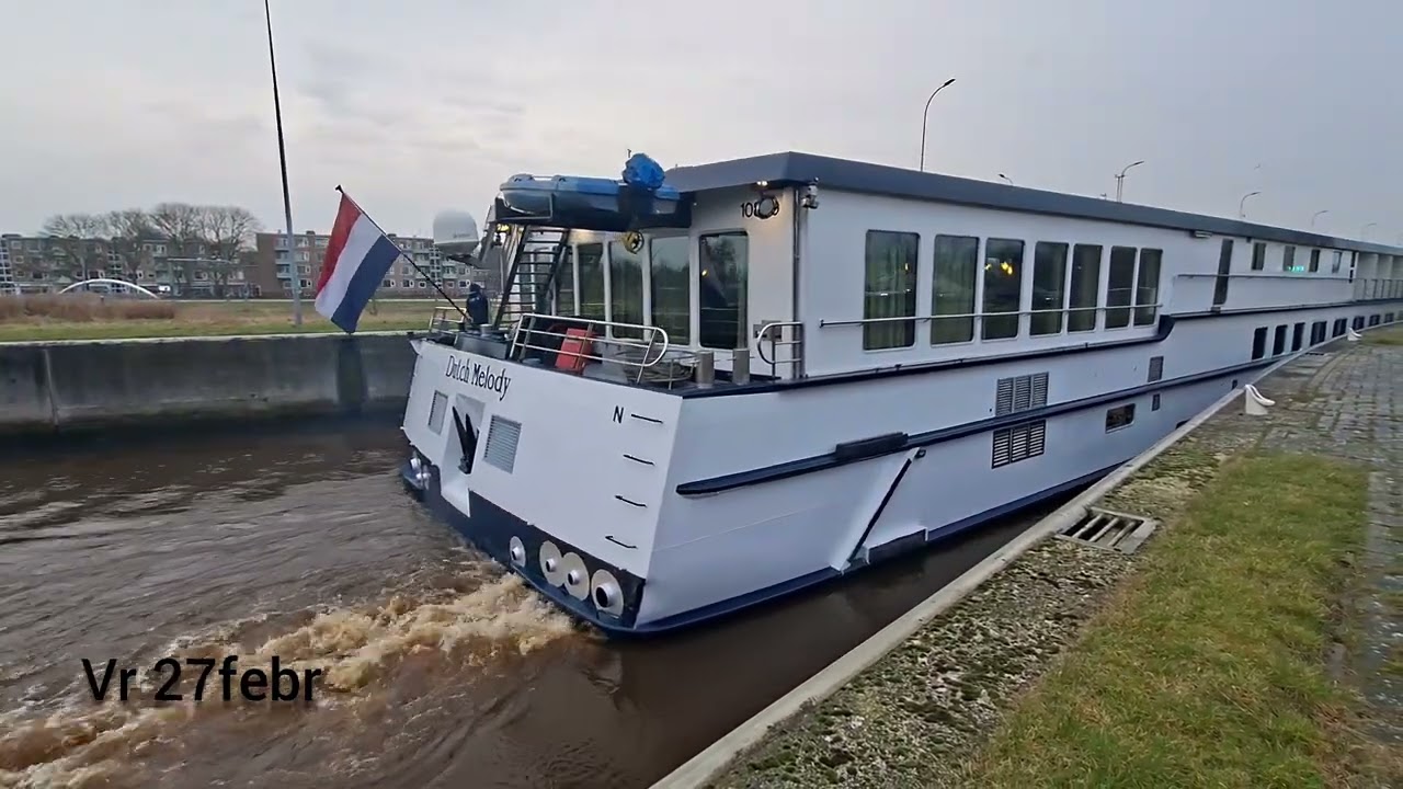 Ms Dutch Melody verlaat Groningen  via de Oostersluis 