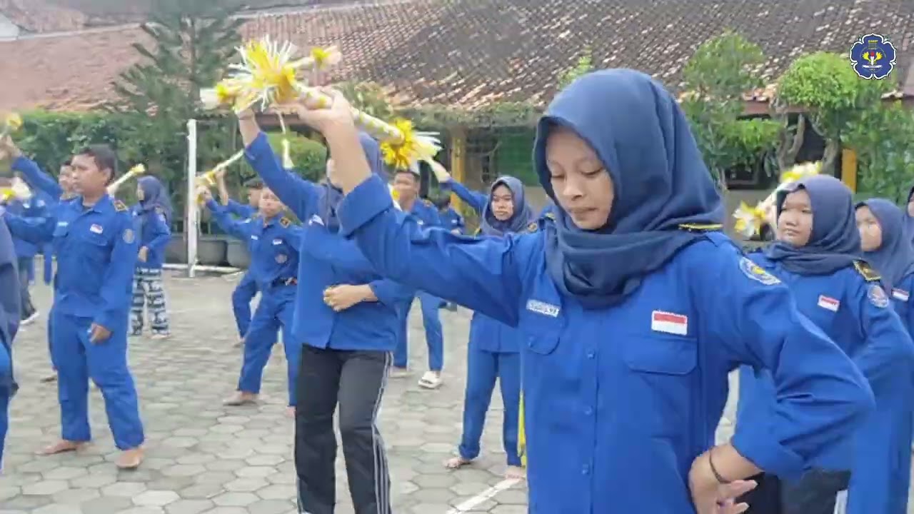 Latihan tari Badui kelas 7G SMP Negeri 1 Minggir 