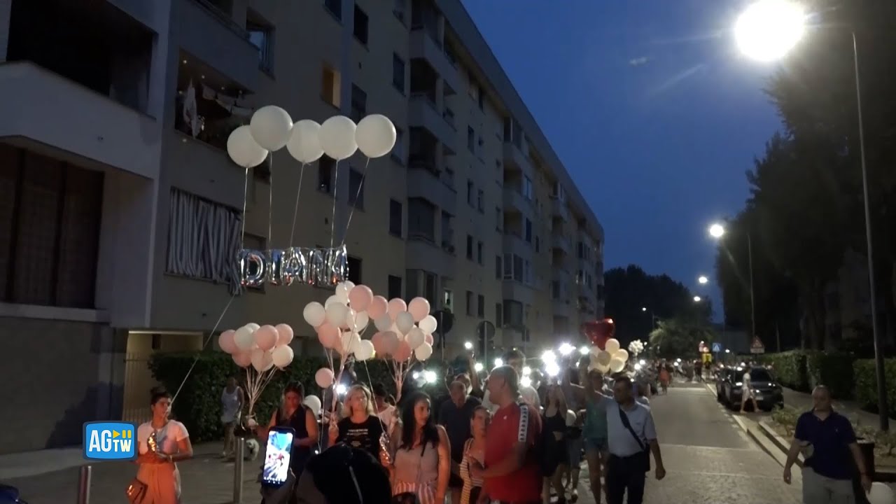 Milano, fiaccolata per Diana: dal balcone si affaccia la nonna