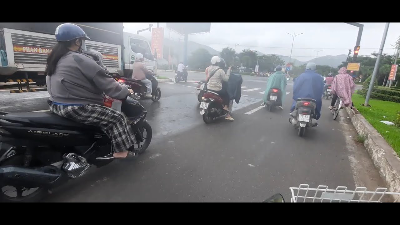Cảnh QL1A qua TT Diên Khánh sau bão lũ tháng 11/25