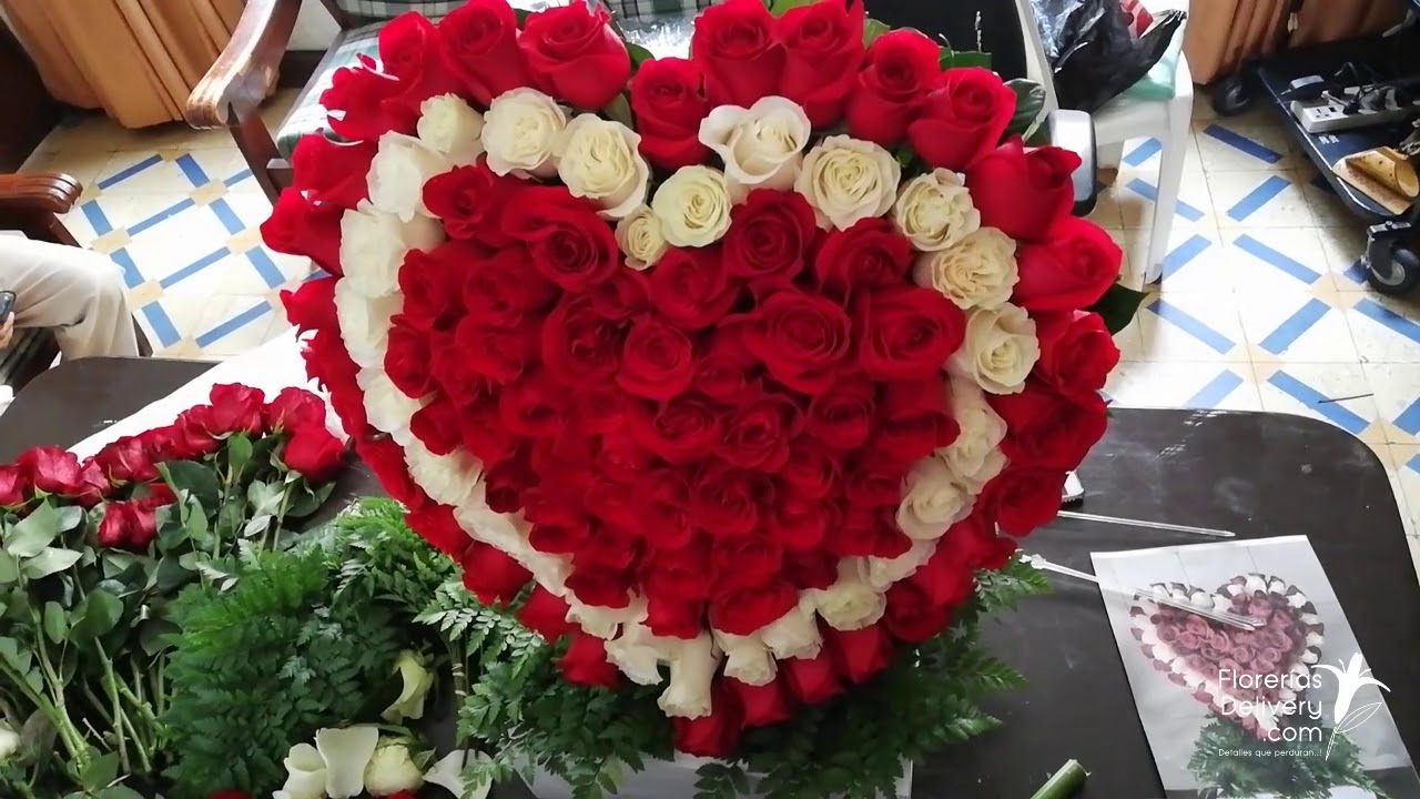 Como hacer un arreglo floral con 100 rosas en forma de corazón