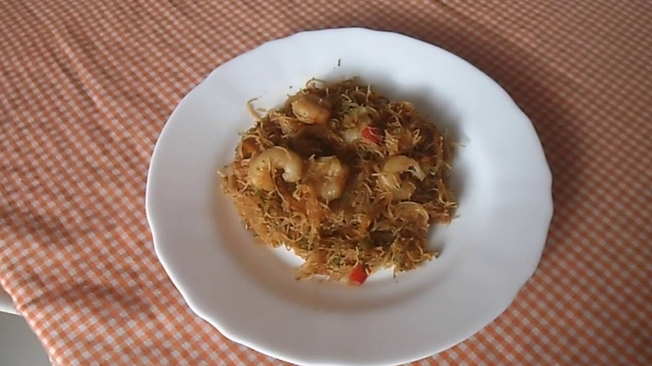 Fideos de arroz con gambas, pollo y salsa de soja