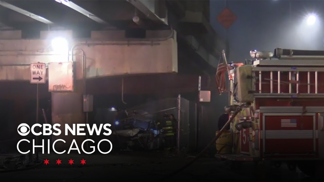 2 killed when car crashes, catches fire on Chicago's Near West Side