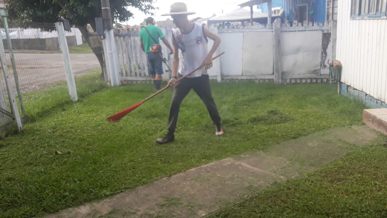 cortando grama.de casa