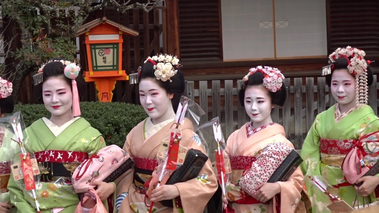 舞妓さんの奉納舞踊と豆まき　祇園さんの節分　(八坂神社)　2020/02/03　Maiko-san Kyoto, Japan.