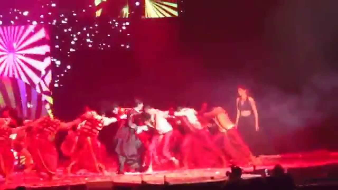 Slam Tour - London Shahrukh and Deepika perform Satrangi Re