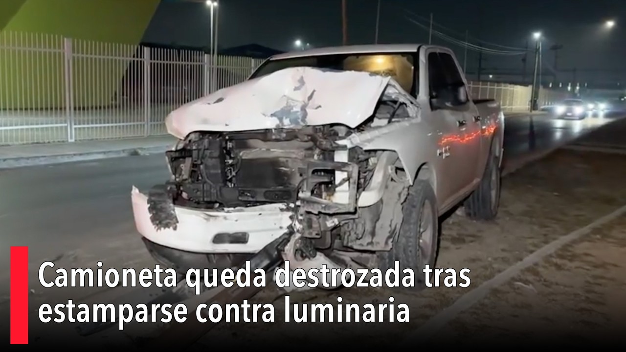 Camioneta queda destrozada tras estamparse contra luminaria en Misión Cerritos