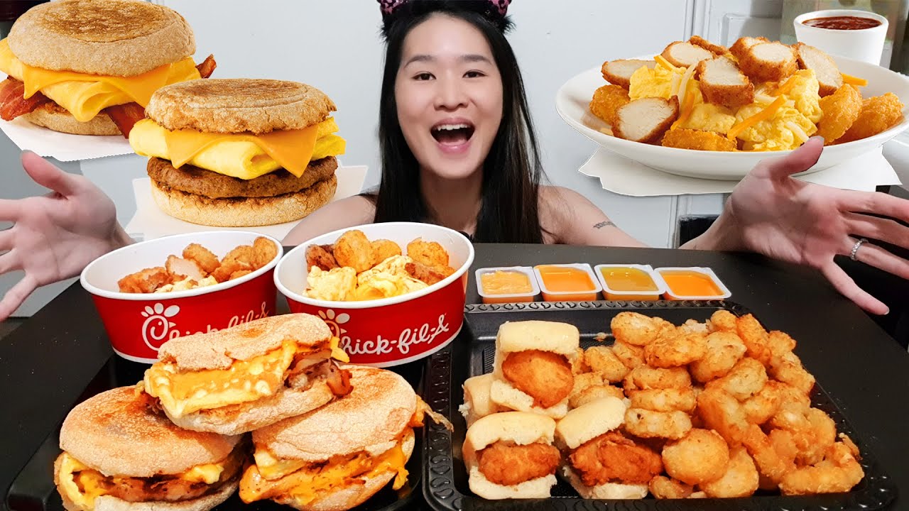 Съешь всё меню завтраков Chick-Fil-A! Хашбраун, скрэмбл, яичница-болтунья, бекон и яичный маффин ...