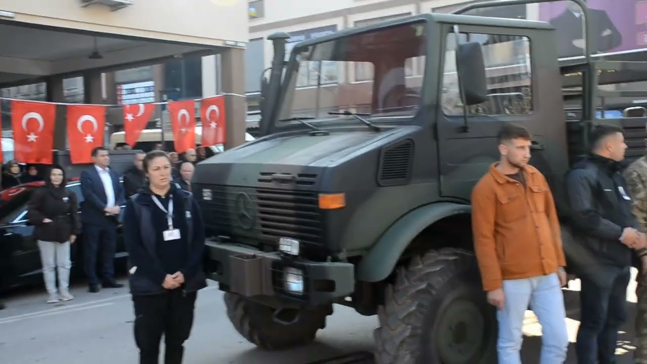 BALIKESİR ŞEHİDİNİ UĞURLADI. HALK PAŞA ETRAFINDA GÖZLERİ DOLDU.