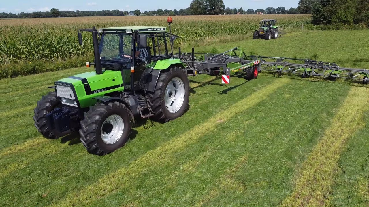 Deutz-Fahr tedding silage