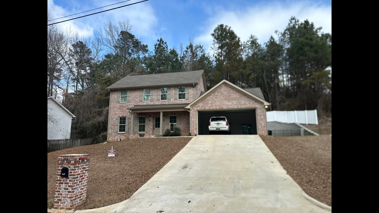 Gorgeous Woodland Hills 2 Level House & Yard For Lease!