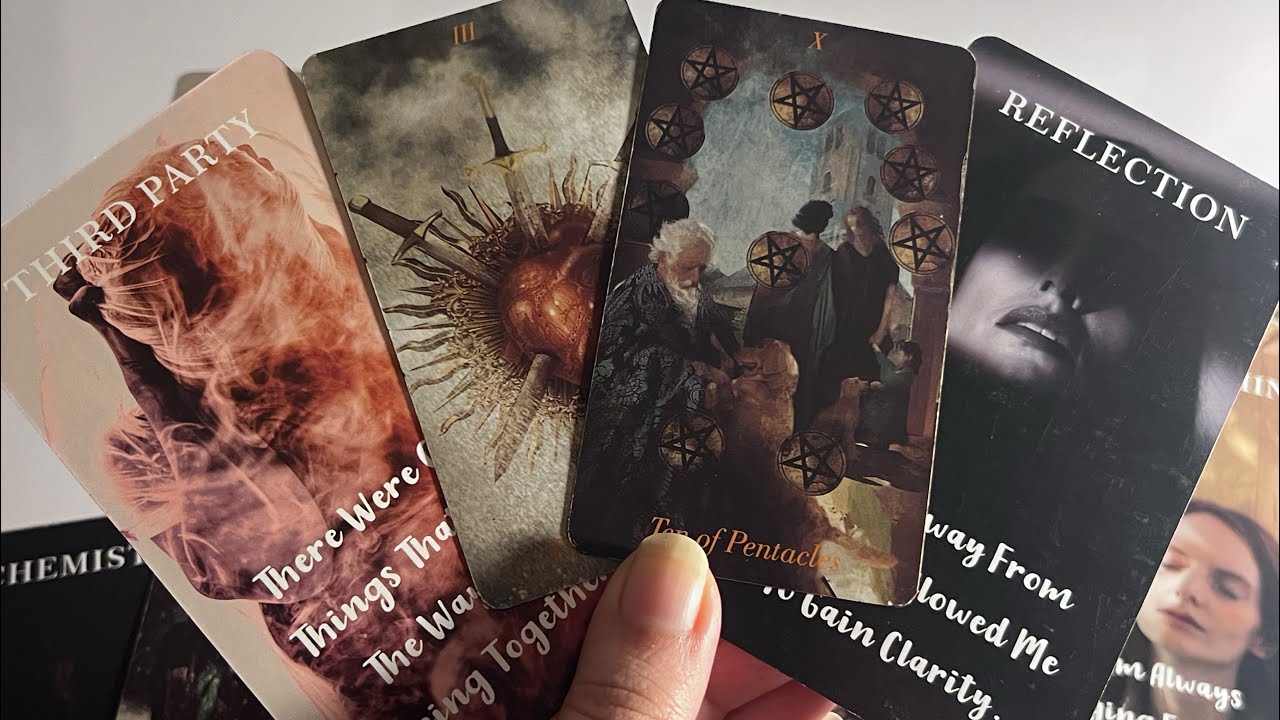 Who is missing you & Why?😢 Kon Aap ko yaad Kar Rah Hai?🥰 Hindi tarot card reading | Love tarot
